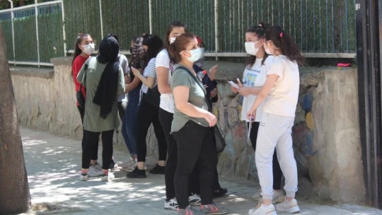 Elazığ'da öğrenciler içeride aileler dışarıda ter döktü