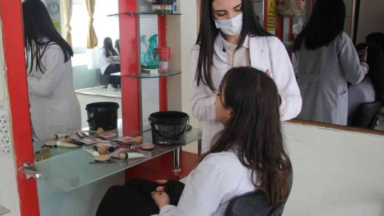 Elazığ'da öğrenciler okuyup meslek öğrenerek okul harçlıklarını çıkarıyor