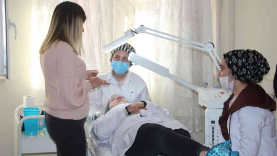 Elazığ'da öğrenciler okuyup meslek öğrenerek okul harçlıklarını çıkarıyor
