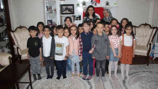 Elazığ'da öğrencilerden şehit annesini duygulandıran ziyaret