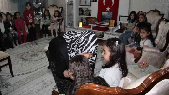 Elazığ'da öğrencilerden şehit annesini duygulandıran ziyaret