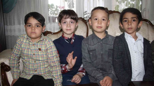 Elazığ'da öğrencilerden şehit annesini duygulandıran ziyaret