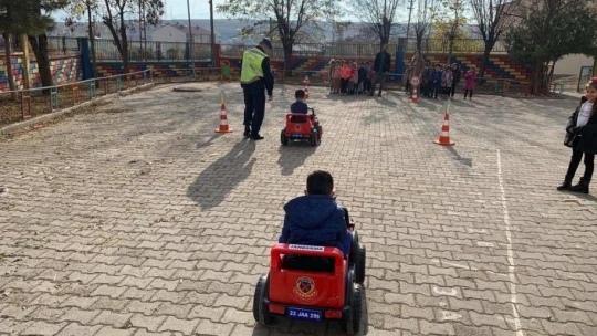 Elazığ'da öğrencilere trafik güvenliği eğitimi verildi