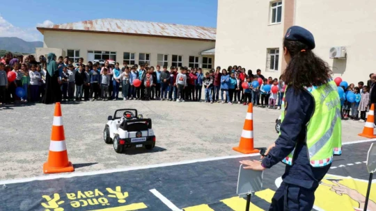 Elazığ'da öğrencilere trafik güvenliği eğitimi verildi