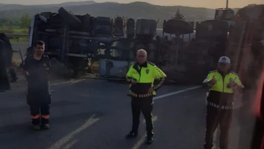 Elazığ'da oksijen yüklü tanker yan yattı: 1 yaralı
