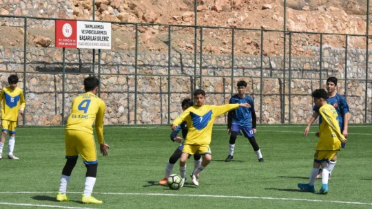 Elazığ'da okul sporları futbol müsabakaları başladı