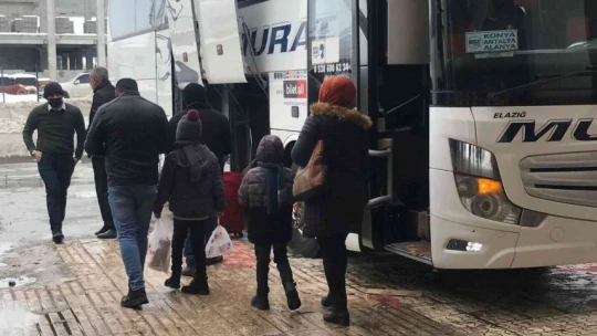 Elazığ'da otobüs seferlerinin açılmasıyla vatandaşlar otogara akın etti