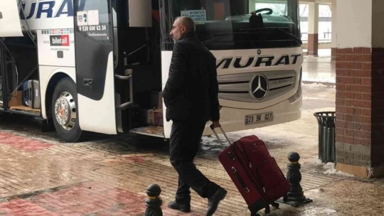 Elazığ'da otobüs seferlerinin açılmasıyla vatandaşlar otogara akın etti