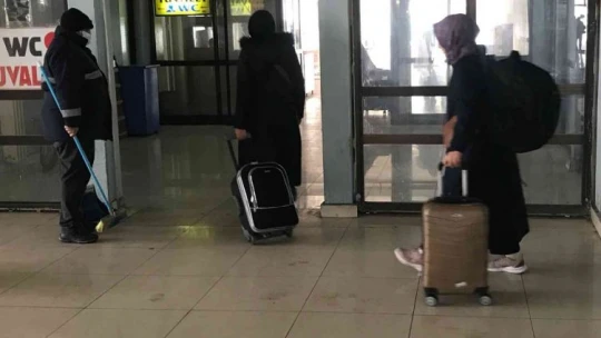 Elazığ'da otobüs seferlerinin açılmasıyla vatandaşlar otogara akın etti