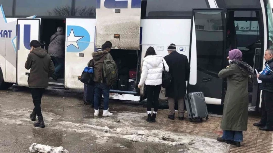 Elazığ'da otobüs seferlerinin açılmasıyla vatandaşlar otogara akın etti