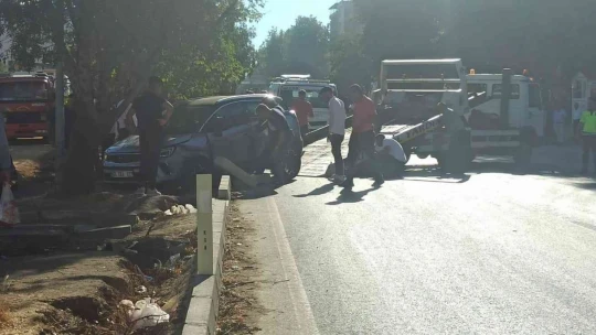 Elazığ'da otomobil ağaca çarptı: 1 yaralı