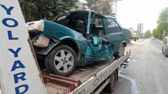 Elazığ'da otomobil ağaca çarptı: 1 yaralı