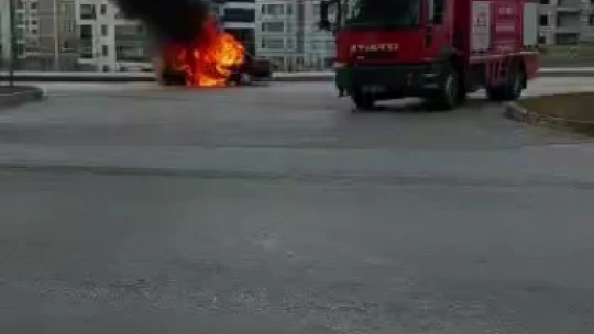 Elazığ'da otomobil alev alev yandı