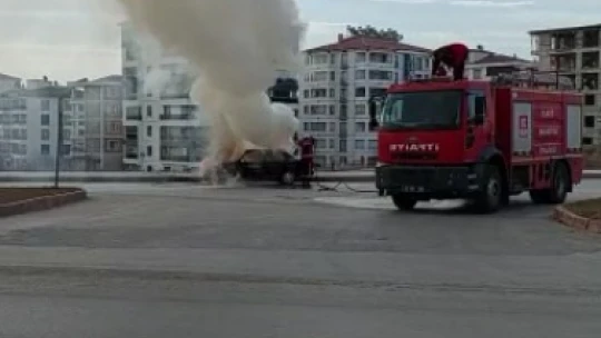 Elazığ'da otomobil alev alev yandı