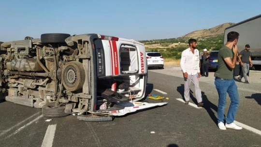 Otomobil ambulansa çarptı: 3 yaralı