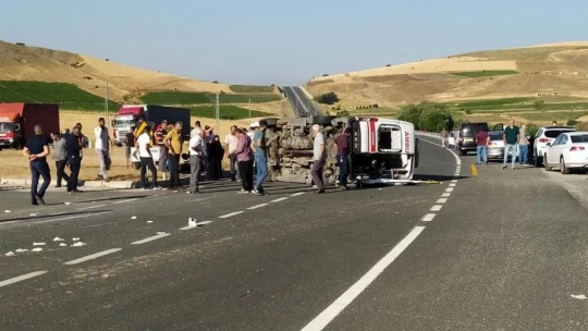 Otomobil ambulansa çarptı: 3 yaralı