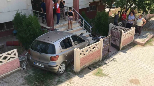 Elazığ'da otomobil apartman bahçesine uçtu: 3 yaralı