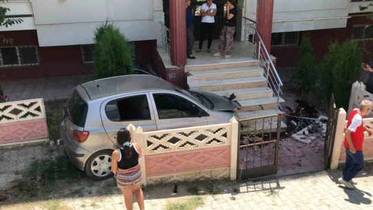 Elazığ'da otomobil apartman bahçesine uçtu: 3 yaralı
