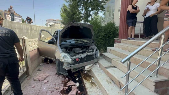 Elazığ'da otomobil apartman bahçesine uçtu: 3 yaralı