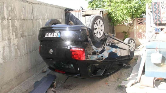 Otomobil bahçeye uçup ters döndü: 4 yaralı