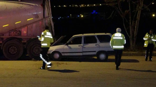 Elazığ'da otomobil beton mikserine çarptı: 1 yaralı