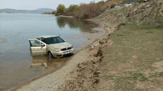 Elazığ'da otomobil göle uçtu, sürücü kendi imkanlarıyla araçtan çıkarak kıyıya yüzdü