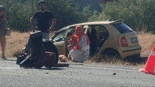 Elazığ'da otomobil ile çarpışan traktör ikiye bölündü: 2 yaralı