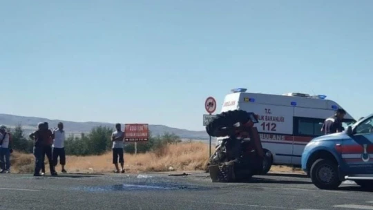 Elazığ'da otomobil ile çarpışan traktör ikiye bölündü: 2 yaralı