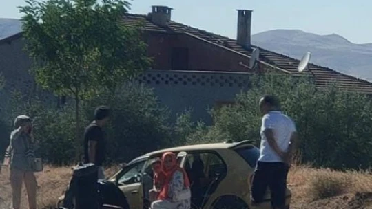 Elazığ'da otomobil ile çarpışan traktör ikiye bölündü: 2 yaralı