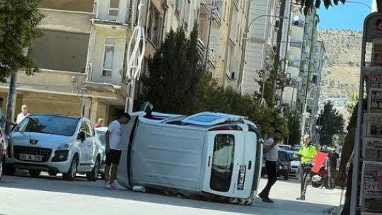 Elazığ'da otomobil ile çarpışan hafif ticari araç yan yattı: 1 yaralı