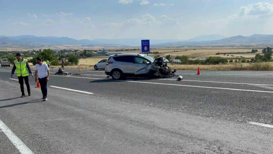 Elazığ'da otomobil ile cip kafa kafaya çarpıştı: 1 ölü, 5 yaralı