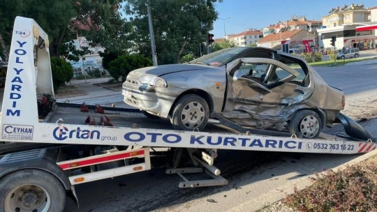 Elazığ'da otomobil ile hafif ticari araç çarpıştı: 3 yaralı