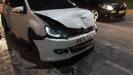 Elazığ'da otomobil ile hafif ticari araç çarpıştı: 3 yaralı