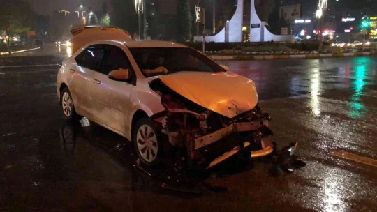 Elazığ'da otomobil ile minibüs çarpıştı: 1 yaralı