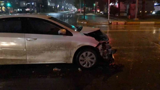 Elazığ'da otomobil ile minibüs çarpıştı: 1 yaralı