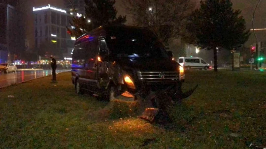 Elazığ'da otomobil ile minibüs çarpıştı: 1 yaralı