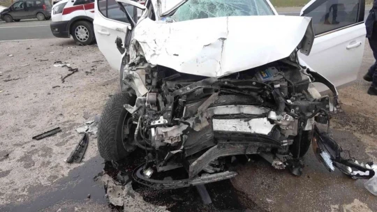Elazığ'da otomobil kamyona çarptı: 2 yaralı