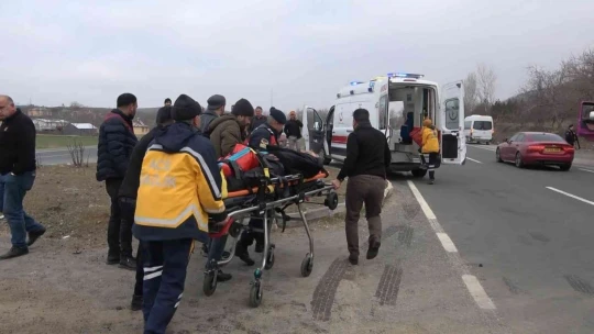 Elazığ'da otomobil kamyona çarptı: 2 yaralı