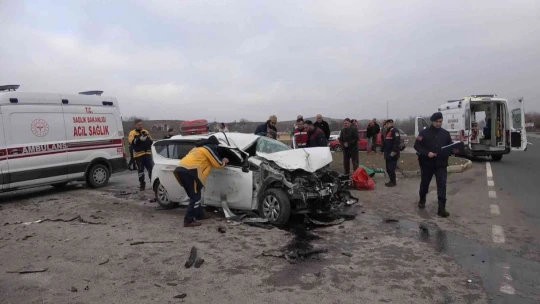 Elazığ'da otomobil kamyona çarptı: 2 yaralı