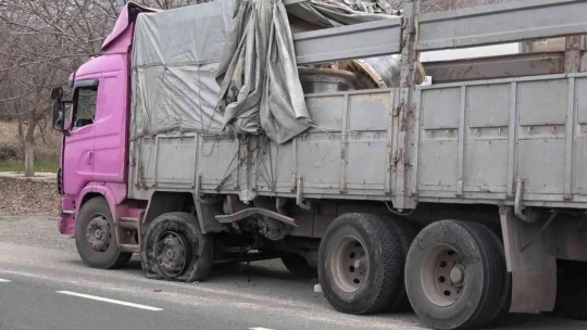 Elazığ'da otomobil kamyona çarptı: 2 yaralı
