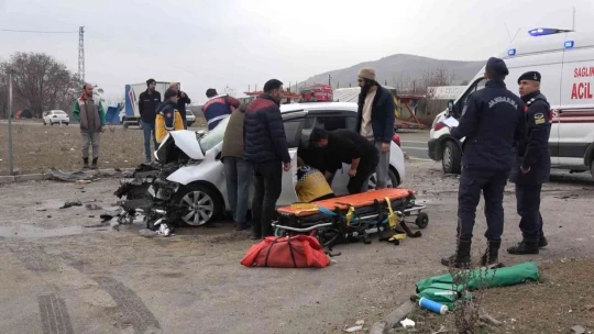 Elazığ'da otomobil kamyona çarptı: 2 yaralı