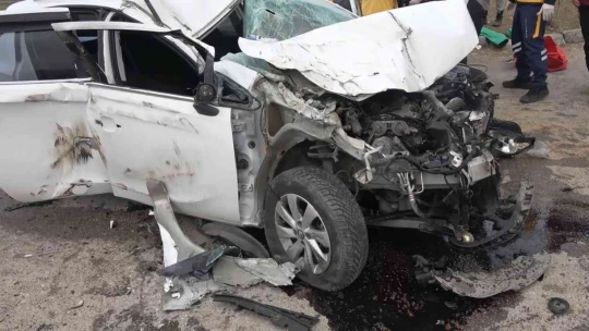 Elazığ'da otomobil kamyona çarptı: 2 yaralı