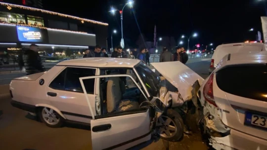 Elazığ'da otomobil, park halindeki araçlara çarptı: 2 yaralı