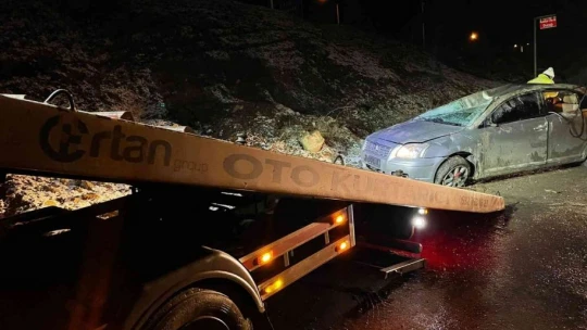 Elazığ'da otomobil şarampole uçtu: 1 ölü, 3 yaralı