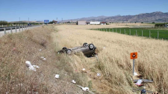 Elazığ'da otomobil şarampole uçup ters döndü: 6 yaralı
