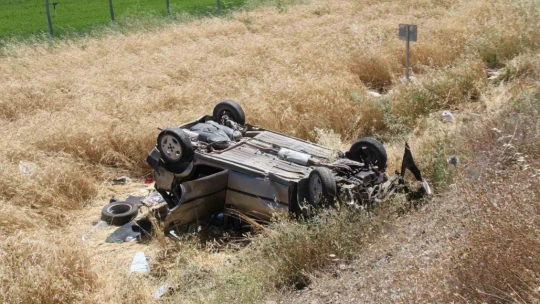 Elazığ'da otomobil şarampole uçup ters döndü: 6 yaralı