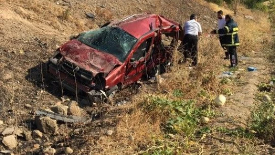 Elazığ'da otomobil şarampole yuvarlandı: 1 ölü, 4 yaralı