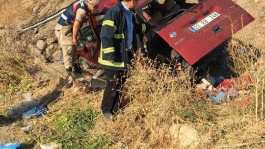 Elazığ'da otomobil şarampole yuvarlandı: 1 ölü, 4 yaralı