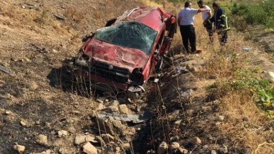 Elazığ'da otomobil şarampole yuvarlandı: 1 ölü, 4 yaralı