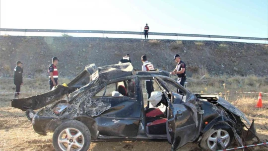 Elazığ'da otomobil şarampole yuvarlandı: 1 ölü, 2'si ağır 3 yaralı